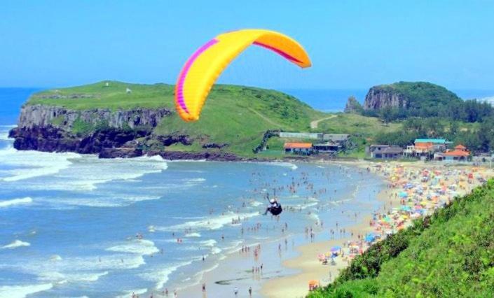 Kitnet S1 Em Torres-Rs - Na Mais Bela Praia Gaucha - Cozinha - Banheiro - Ar Condicionado - Tv E Wi-Fi - Estacionamento - Anfitria Superhost No Bnb Exterior photo